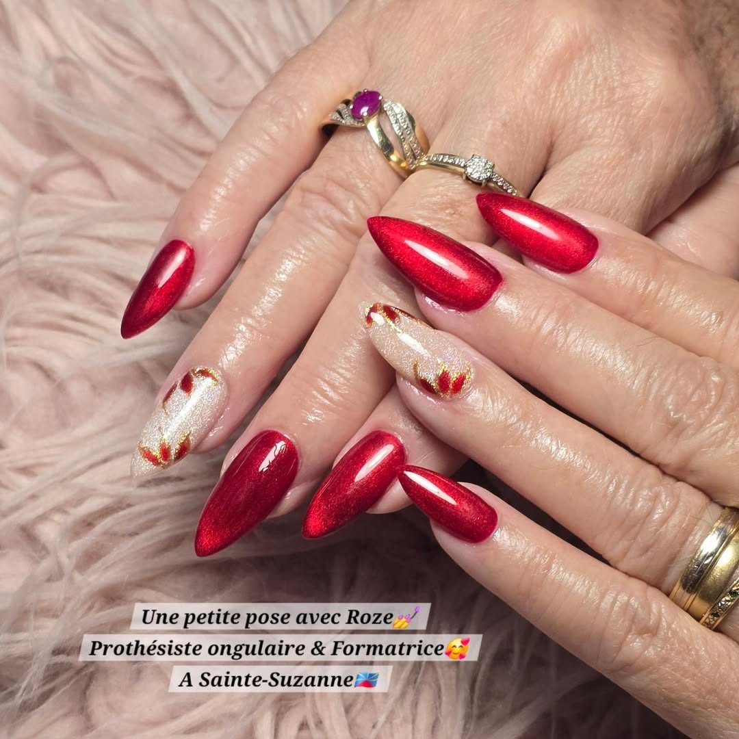 Ongles amande rouge laqué et fleurs dorées