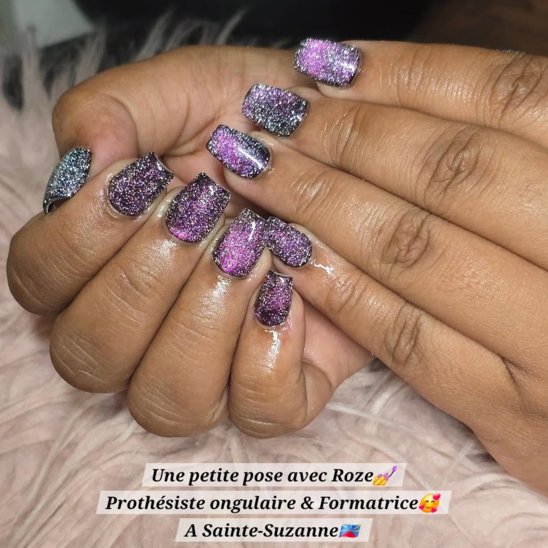 Ongles courts pailletés violet galaxie