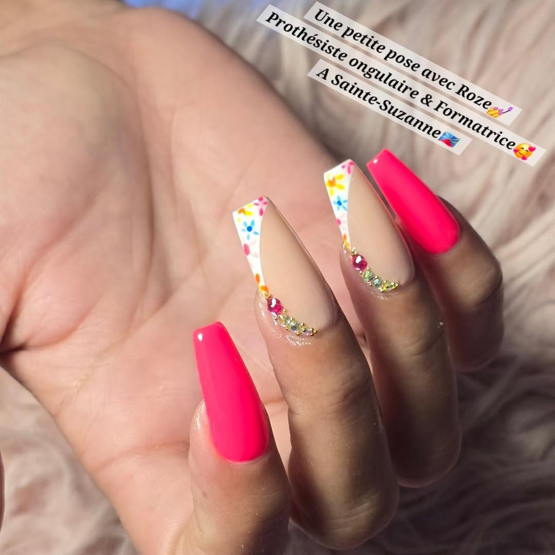 Capsules longues rose fluo et french fleurie avec strass